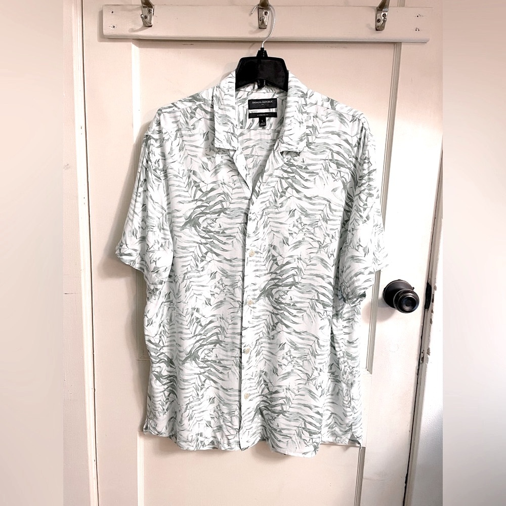 BANANA REPUBLIC FACTORY - Men’s L - Palm Fronds Print